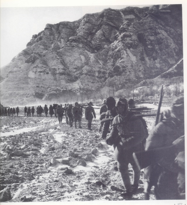 1947年12月晋察冀野战军发起平汉路北段破袭战。图为人民解放军向高碑店地区急进.png