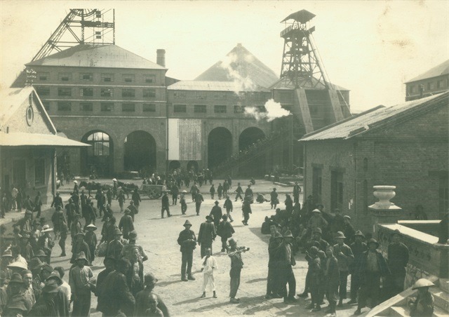 1922年10月23日，开滦五矿（唐山、赵各庄、林西、马家沟、唐家庄）3万多矿工举行了为期25天的大罢工。图为罢工时的一个场面.png