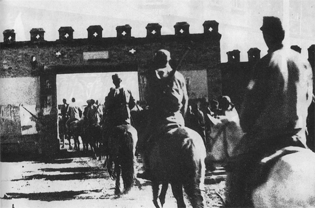 1933年7月，吉鸿昌率部收复察东失地，解放重镇多伦，将日伪军完全驱逐出察哈尔省境。图为进入多伦的同盟军.png