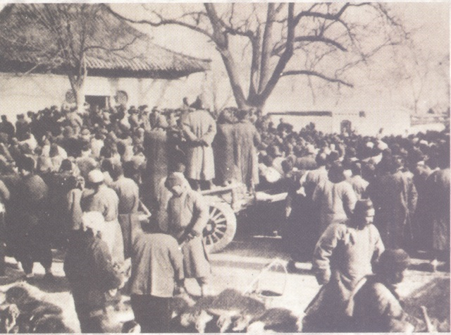 1936年1月，平津学生组成南下扩大宣传团分四路深入河北各地宣传抗日，并在保定成立中华民族解放先锋队。图为宣传团在固安城外召开群众大会进行宣传.png