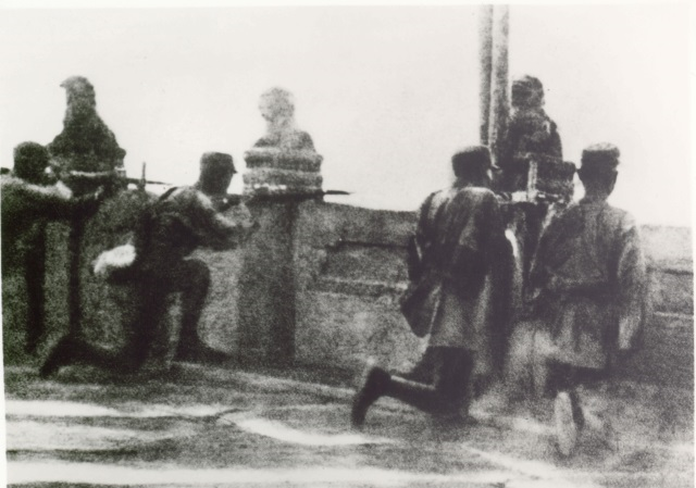 1937年7月7日，日本侵略军制造卢沟桥事变，抗日战争全面爆发。图为国民党第29军宋哲元部抵抗日军进攻.png