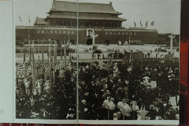 首都30万军民在天安门广场隆重举行开国大典.png