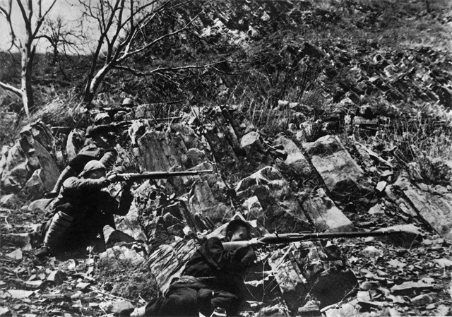 冀热辽山区的民兵和游击队有力配合主力部队作战.png