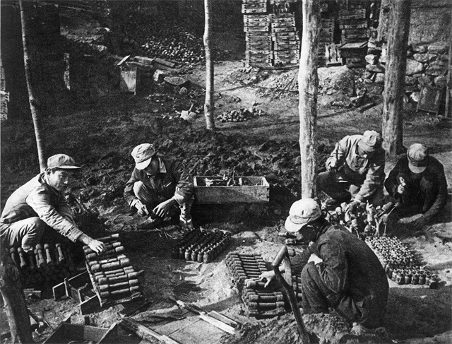 晋察冀军区兵工厂正在制造手榴弹.png